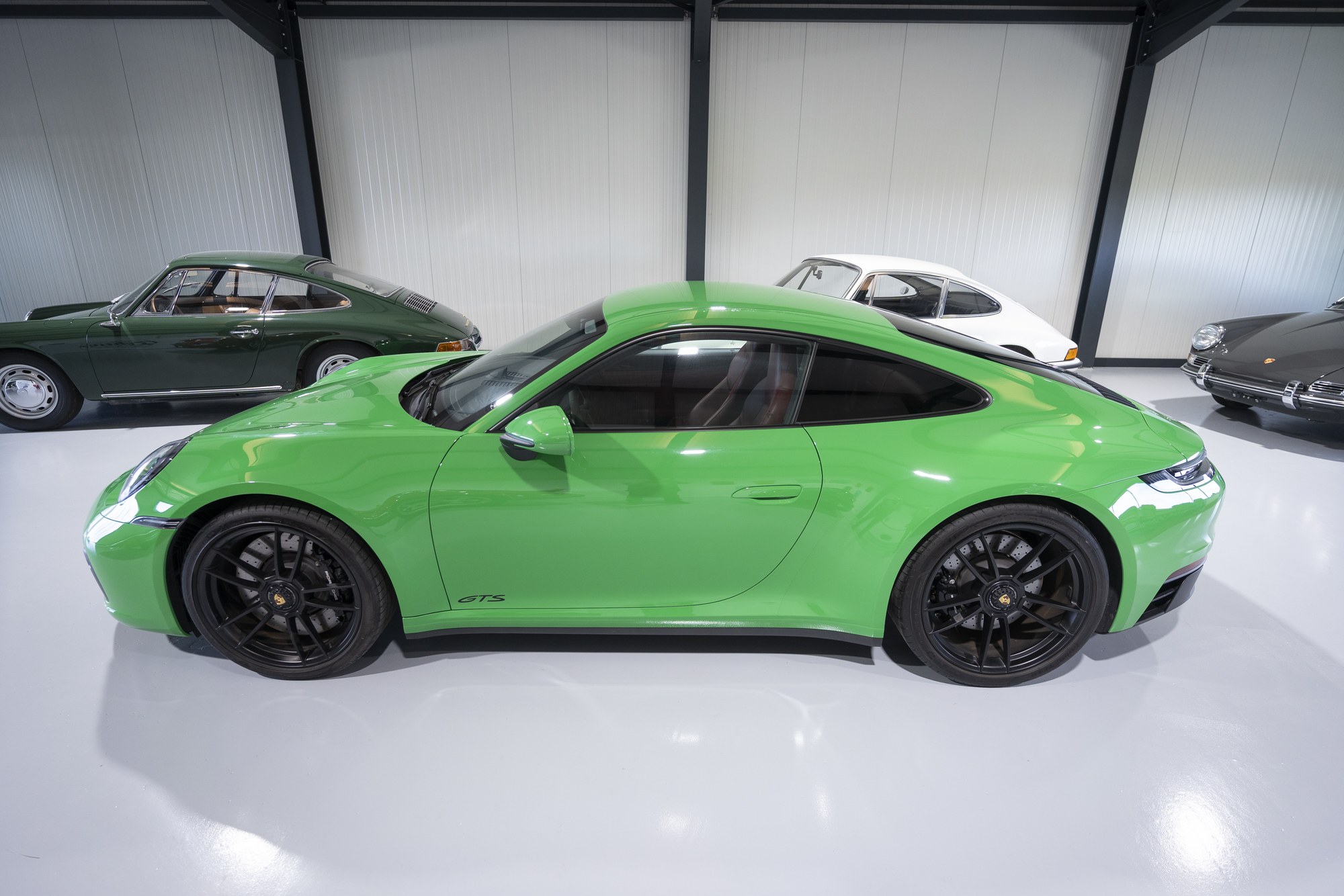 Porsche-992 Carrera-GTS-vert-python (2)