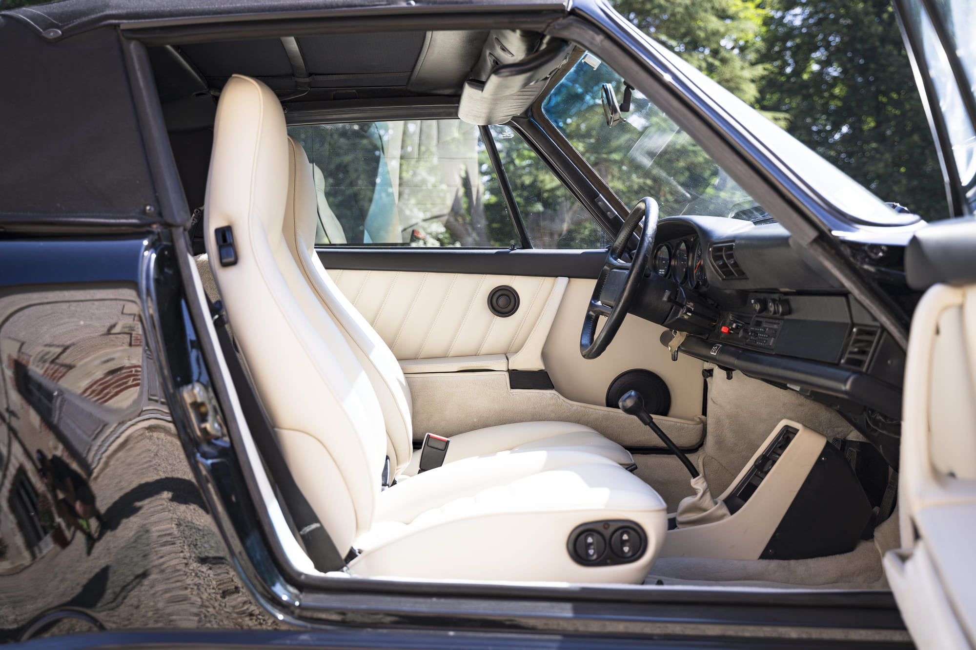 Porsche-911-Carrera Cabriolet-Turbo-Look-Usine (30)