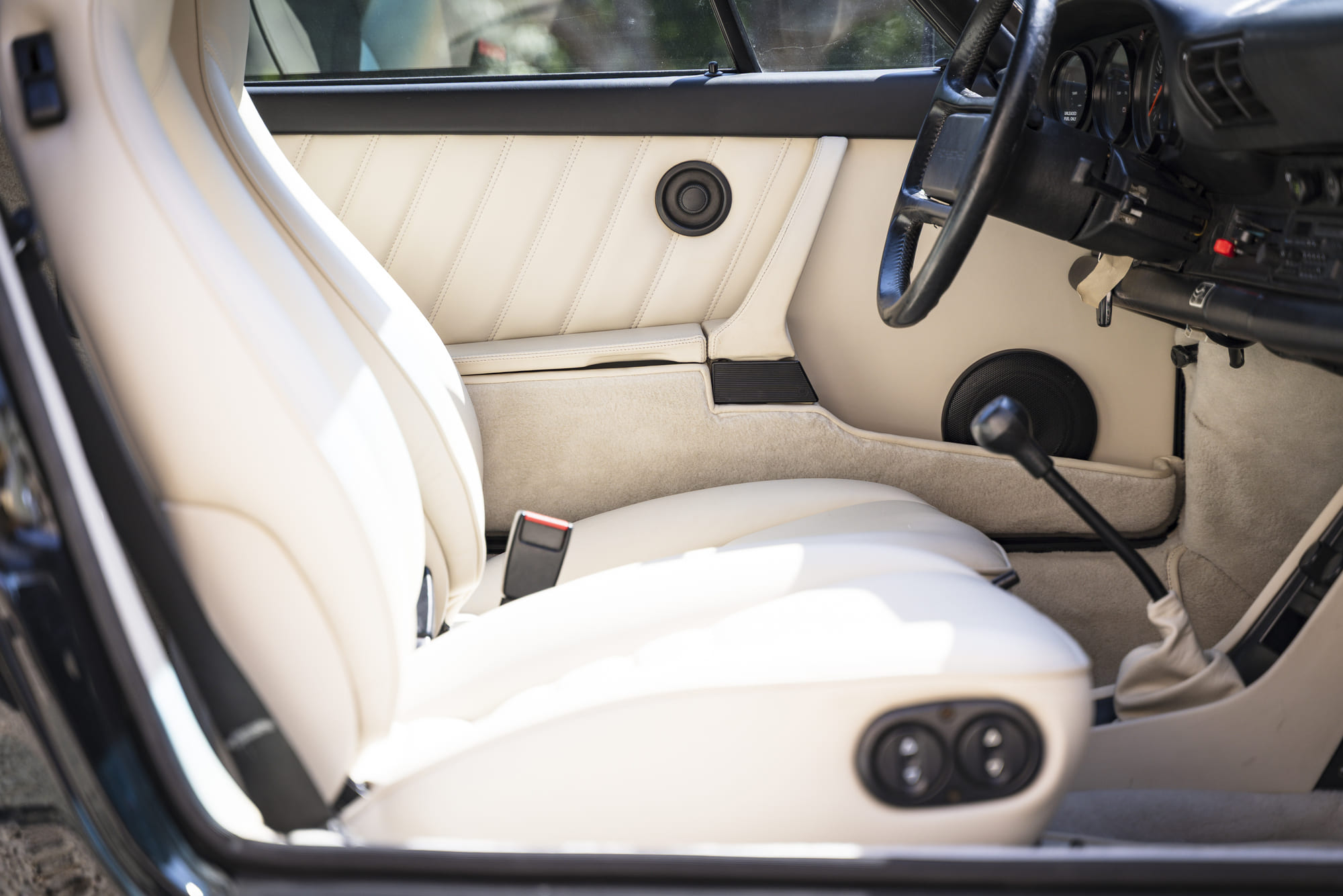 Porsche-911-Carrera Cabriolet-Turbo-Look-Usine (31)