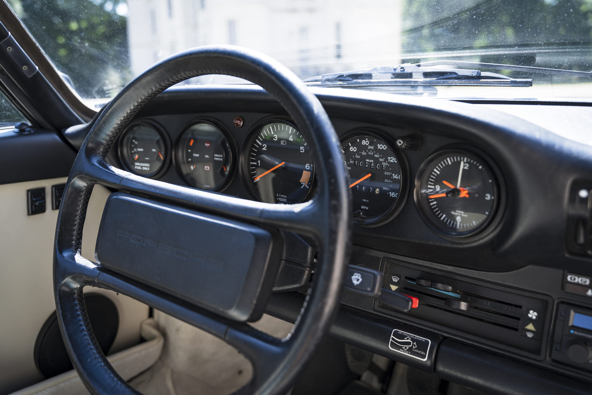 Porsche-911-Carrera Cabriolet-Turbo-Look-Usine (33)